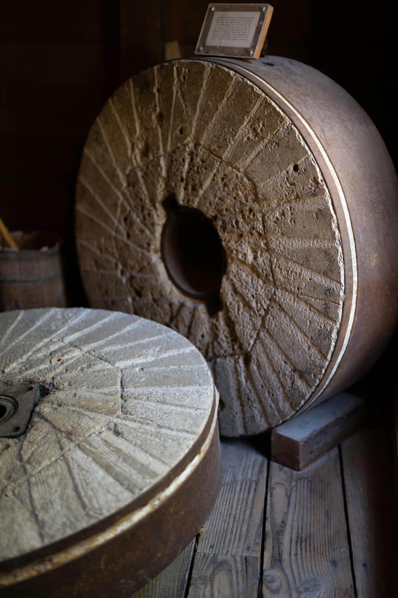 Deux meules de pierre traditionnelles utilisées pour moudre le grain en farine