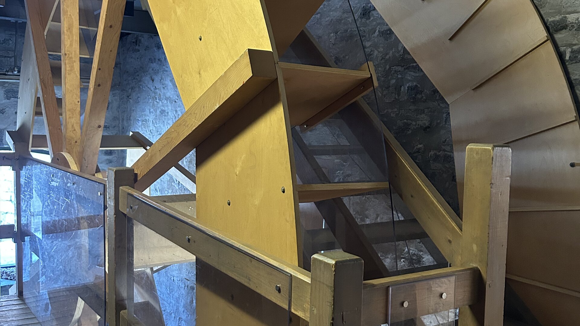 Mécanisme intérieur en bois du Moulin des Jésuites avec engrenages et roue à godets